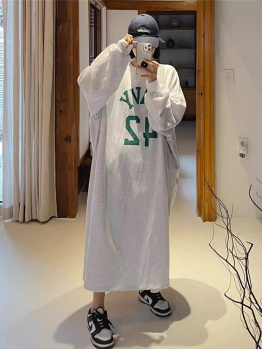 Damen Langes Oversize Hoodie‑Sweatkleid im College‑Look mit Raglanärmeln Shop Nory