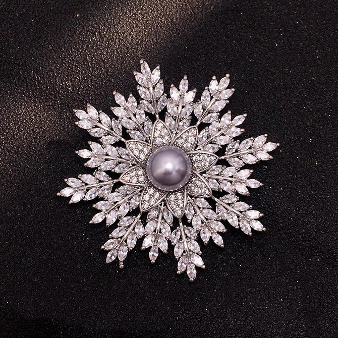 Elegante Perlenbrosche Florales Stern-Design mit Zirkonia Verziert