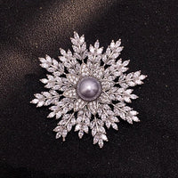Silbergrau glitzernde Schneeflocke