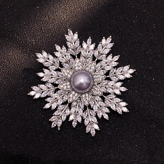 Elegante Perlenbrosche Florales Stern-Design mit Zirkonia Verziert