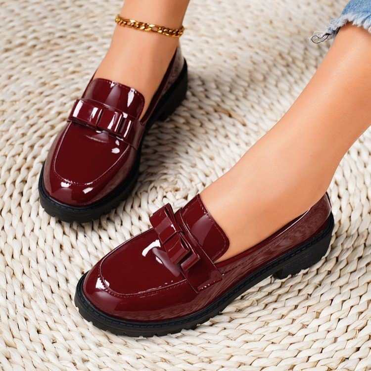 Damen Lack‑Loafer mit profilierter Gummisohle, dekorativer Riemchenschleife und gepolstertem Komfortfußbett Shop Nory