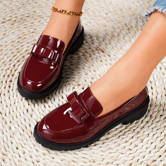 Damen Lack‑Loafer mit profilierter Gummisohle, dekorativer Riemchenschleife und gepolstertem Komfortfußbett Shop Nory