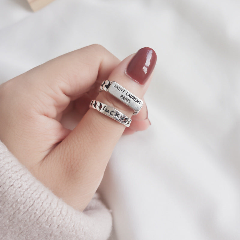 Damen Offener Ring mit geflochtenem Design und markantem Schriftzug Shop Nory
