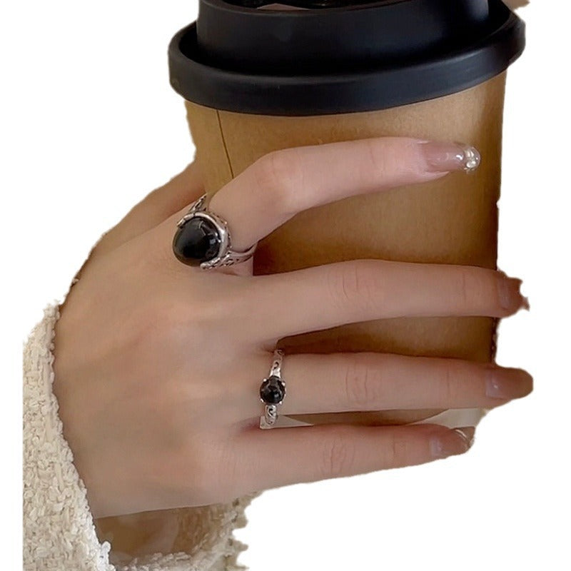 Damenring mit elegantem, ovalem Onyx und detailreicher Silberfassung Shop Nory