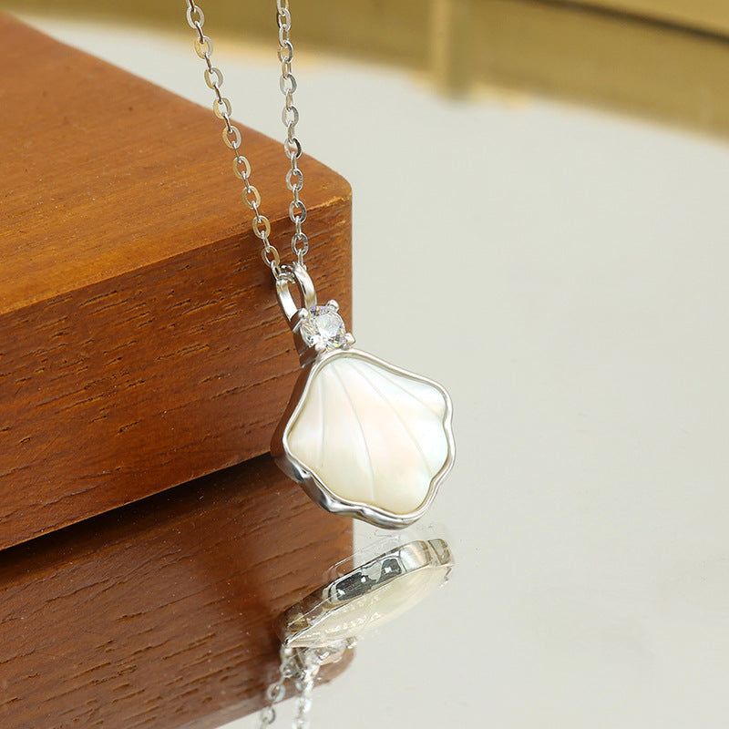 Damen filigrane Halskette mit muschelförmigem Anhänger und funkelnden Zirkonia Shop Nory