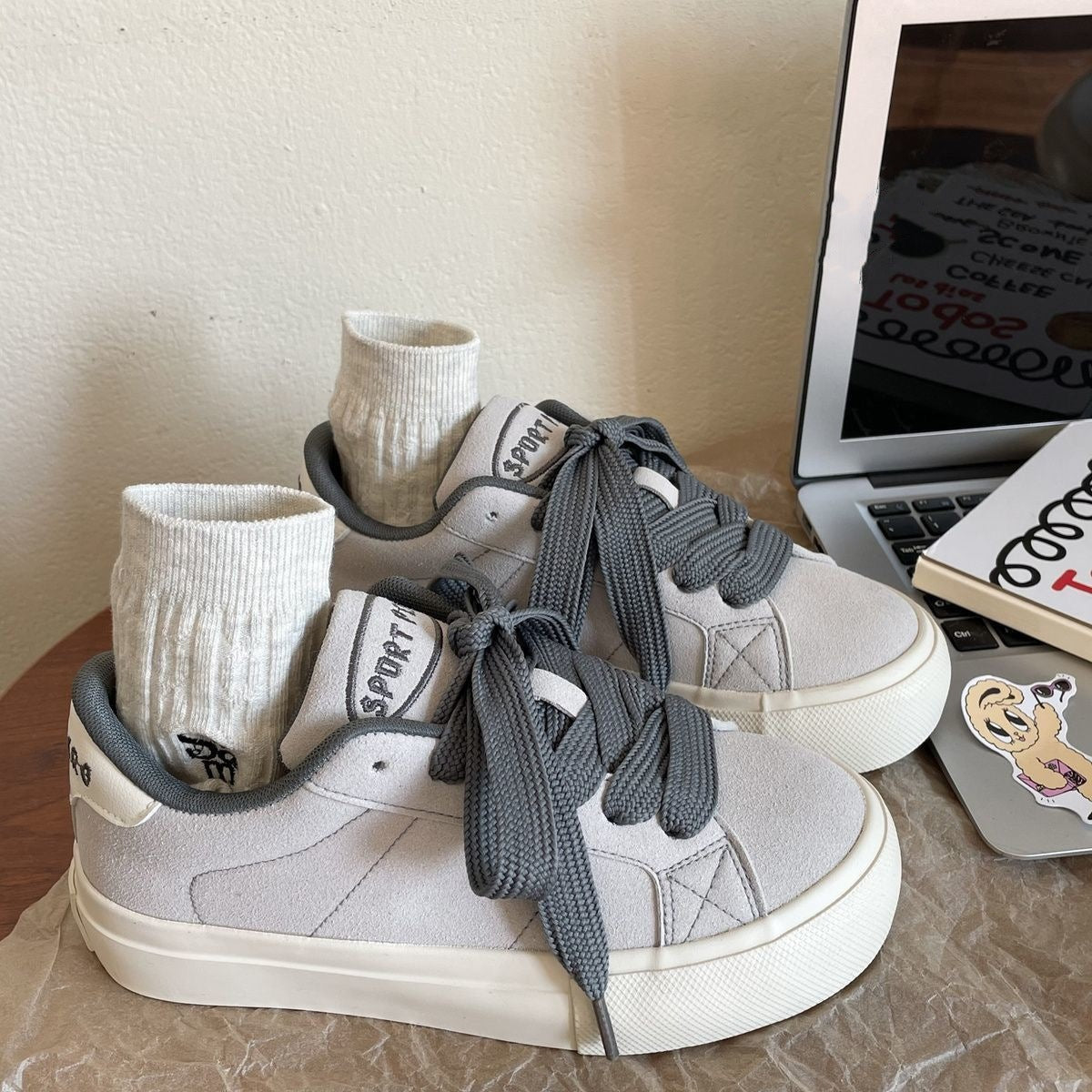 Damen Sportliche Sneaker mit weichem Wildleder-Obermaterial und dämpfender Sohle