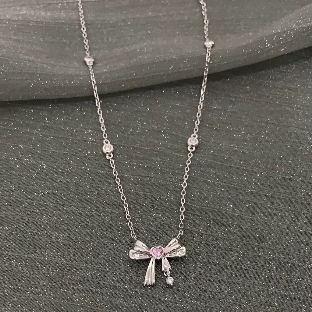 Damen Kette mit filigranem Schmetterlingsanhänger und funkelnden Akzenten Shop Nory