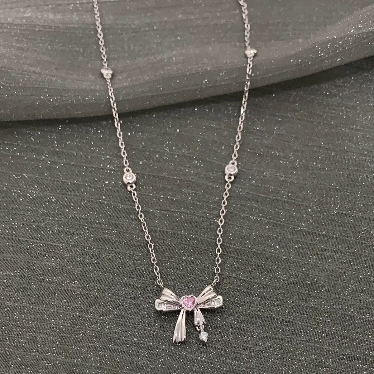 Damen Kette mit filigranem Schmetterlingsanhänger und funkelnden Akzenten Shop Nory