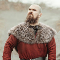 Braun (Schal mit Zierknöpfen)