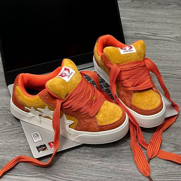 Damen Sportliche Sneaker mit auffälligen Stern-Applikationen