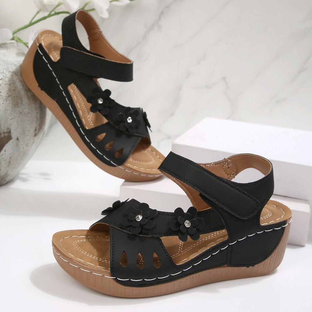 Damen Komfort-Wedgesandalen mit verstellbarem Klettverschluss und Blütenapplikation Shop Nory
