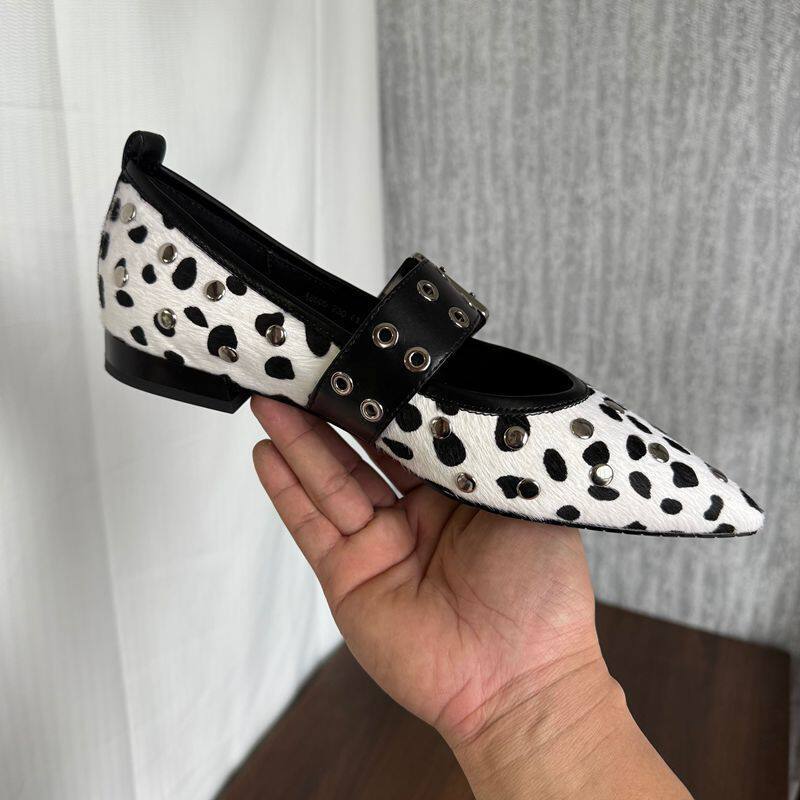 Damen Spitz zulaufende Mule-Ballerina mit breitem Nietenriemen und Dalmatiner-Muster Shop Nory