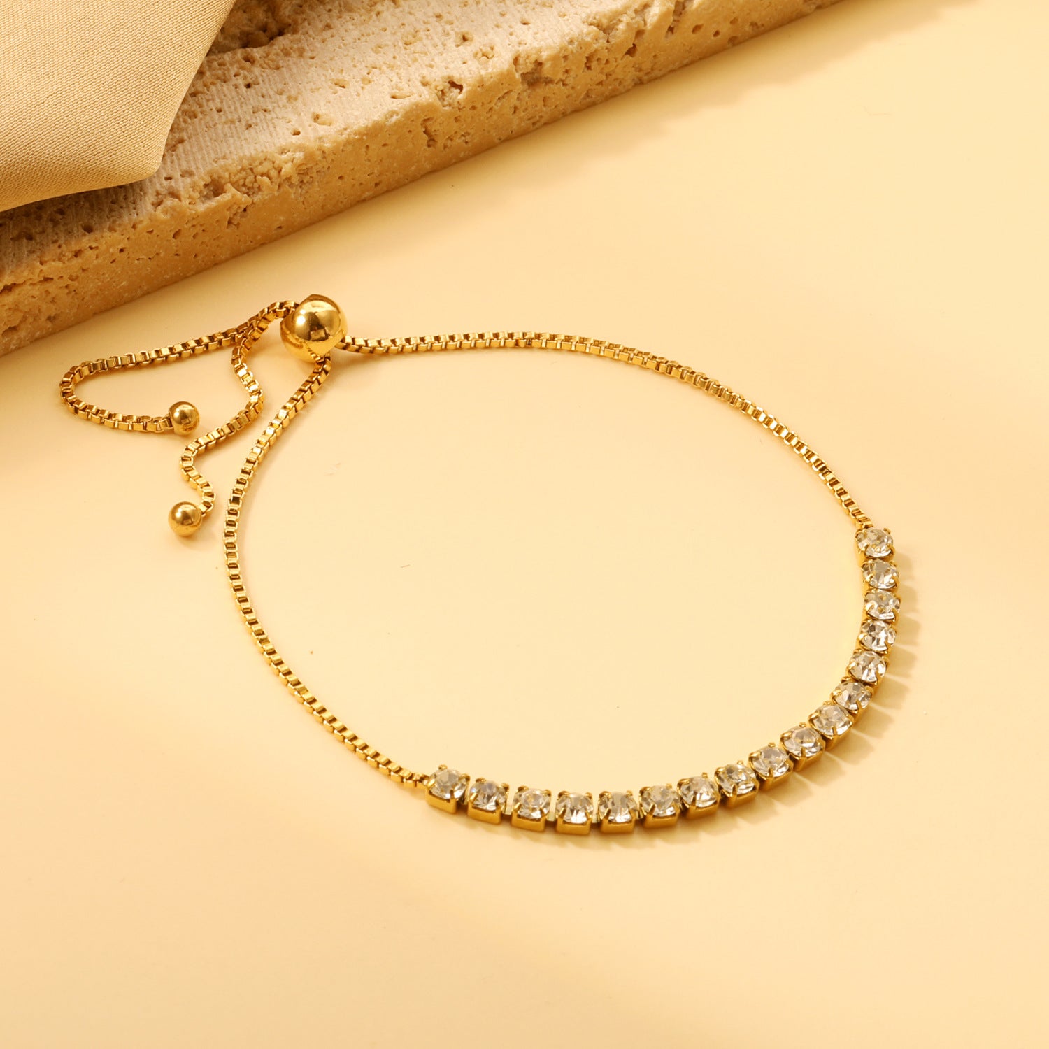 Damen Armband mit funkelnden Kristallen und verstellbarem Design Shop Nory