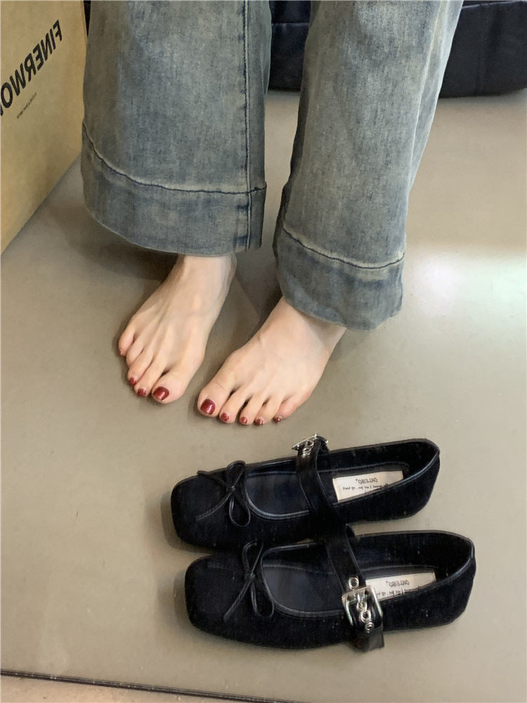 Damen Ballerinas aus weichem Wildleder mit verstellbarem Riemen und dekorativer Schleife