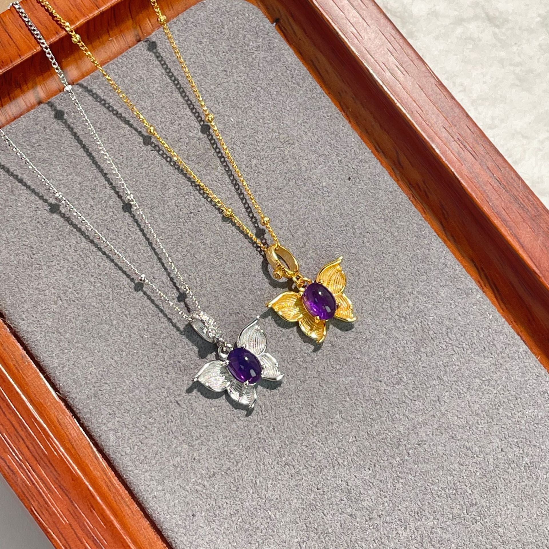 Damen Halskette mit filigranem Schmetterlingsanhänger und lila Halbedelstein Shop Nory
