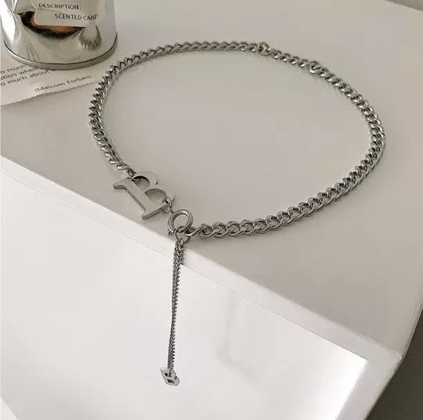 Damen Kette mit personalisiertem Buchstabenanhänger aus Edelstahl Shop Nory