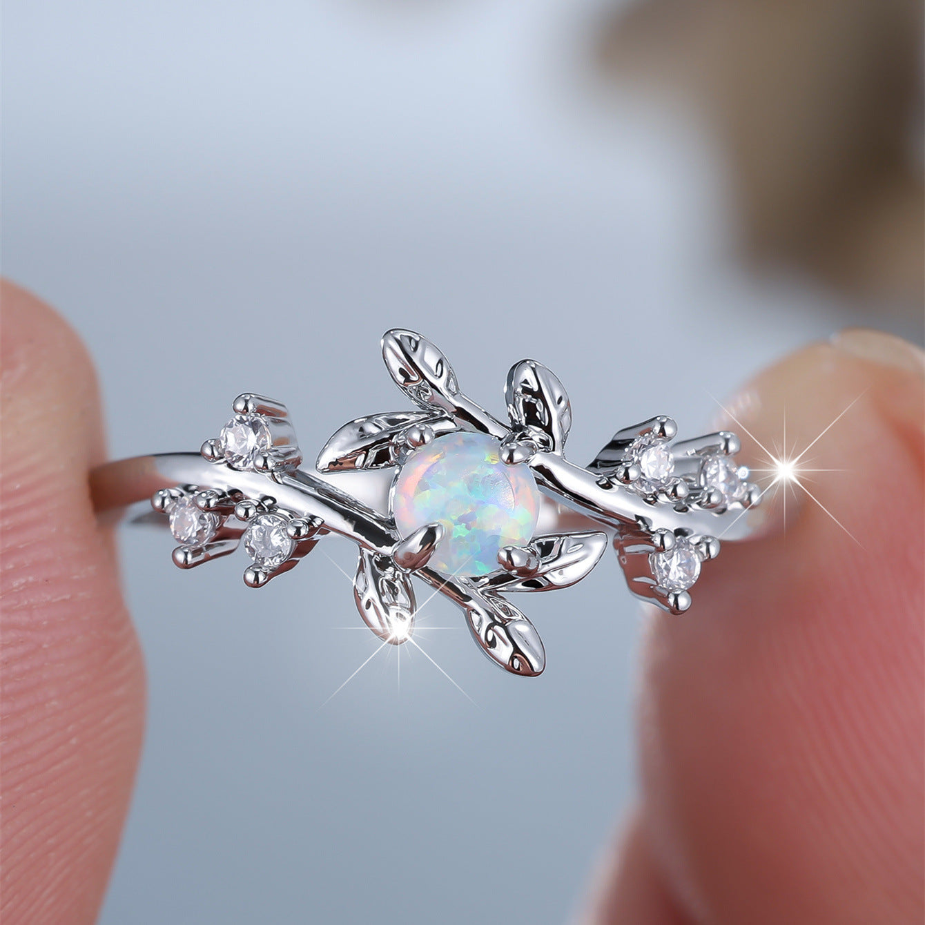 Damen Ring mit kunstvollem Blatt-Design und funkelndem Opal Shop Nory