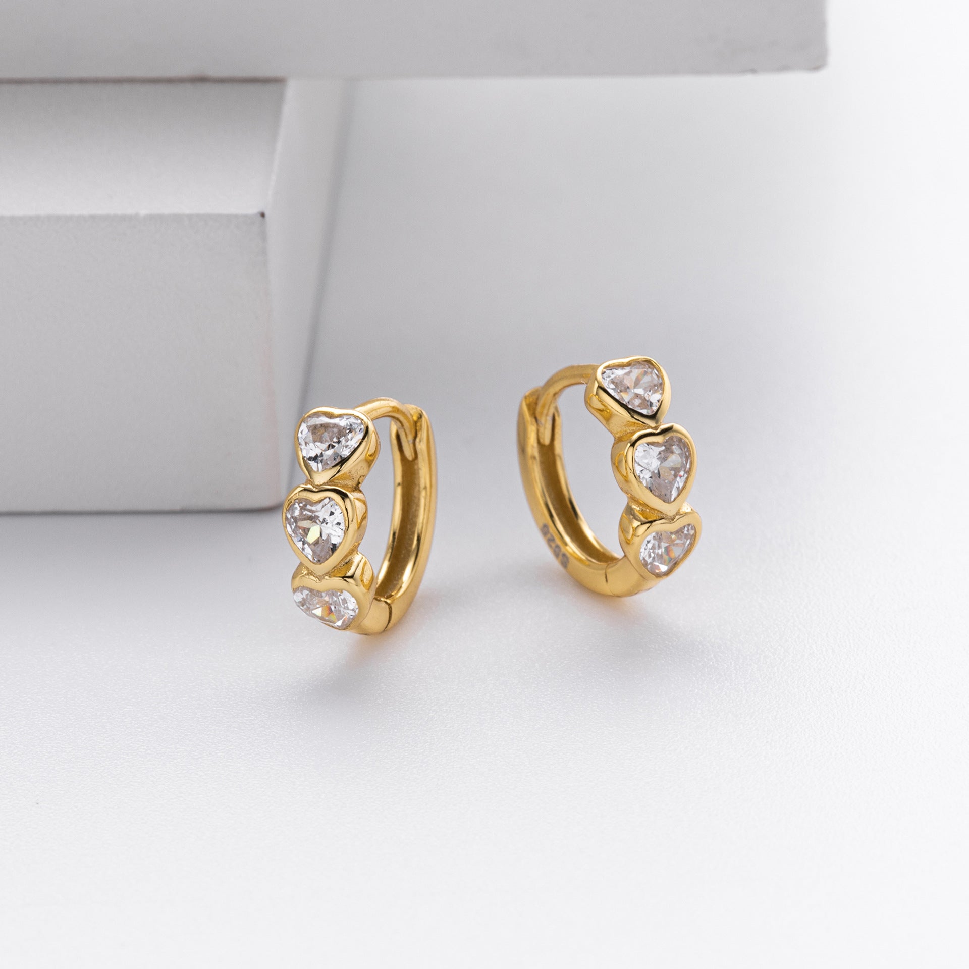 Damen Ohrstecker mit herzförmigen Zirkonsteinen aus hochwertigem 925 Sterling Silber Shop Nory