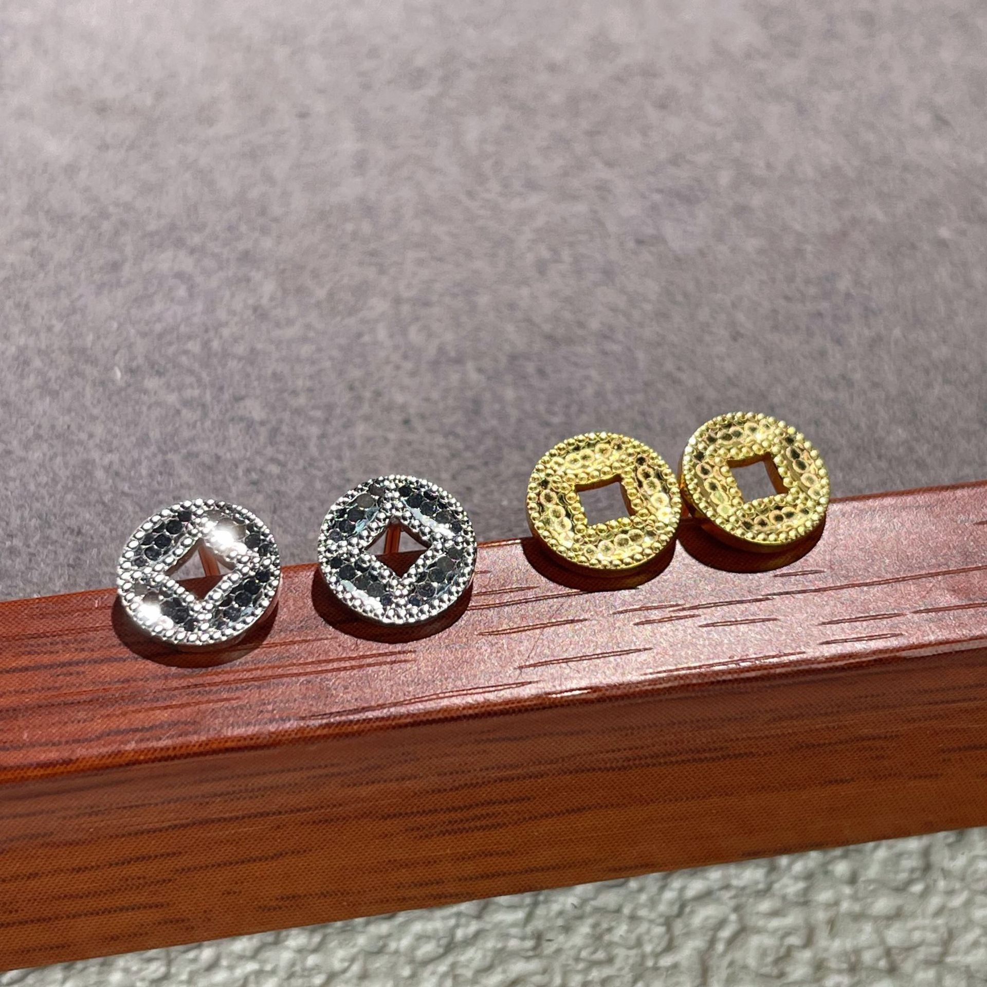 Damen Ohrstecker im geometrischen Design mit glitzernden Akzenten Shop Nory