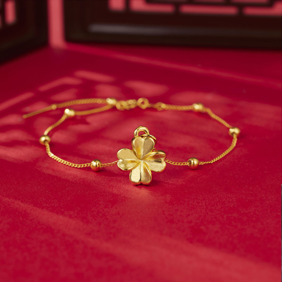 Damen elegantes Armband mit kunstvollem Blütenanhänger und hochwertigen Details Shop Nory