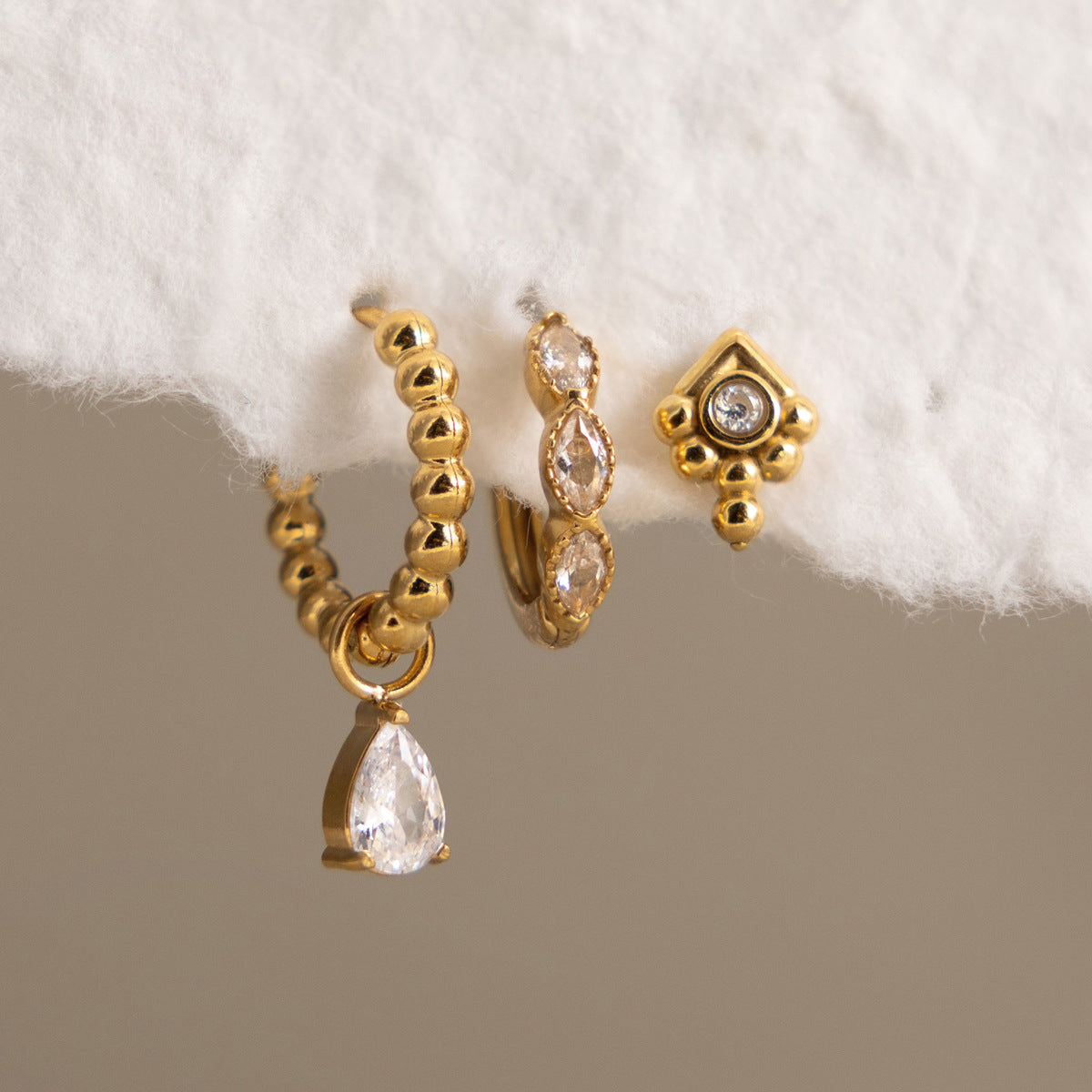 Damen Ohrhänger mit glitzernden Zirkonia und goldfarbener Edelstahlverarbeitung Shop Nory
