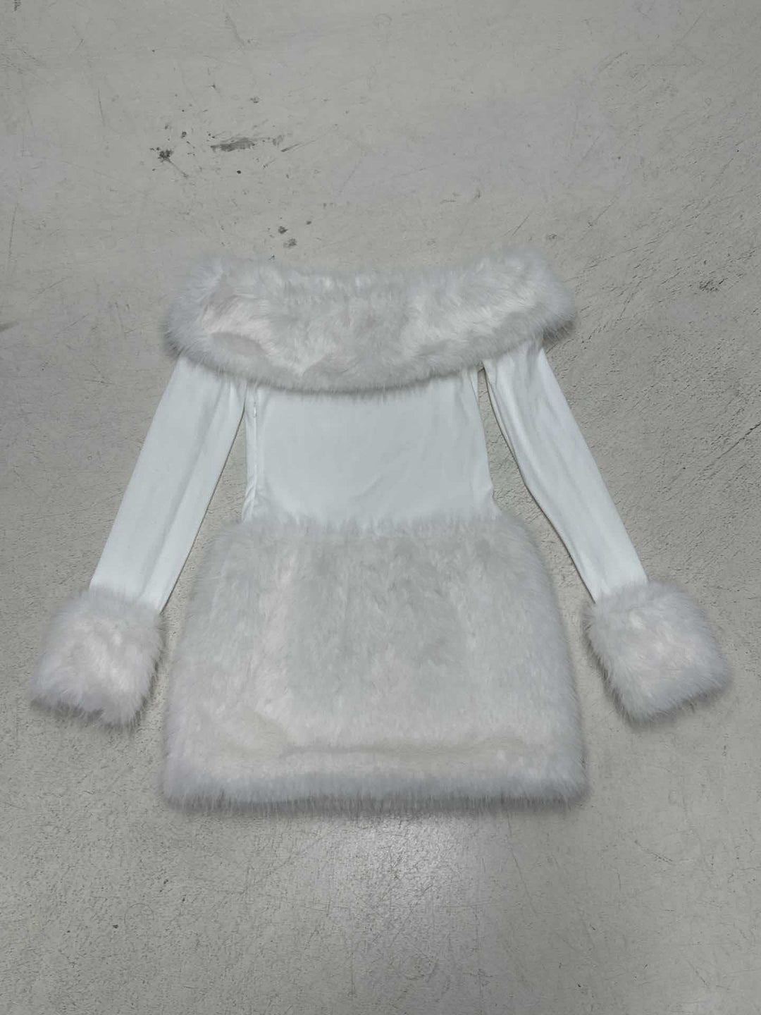 Damen nan figurbetontes Off-Shoulder Minikleid mit langen Ärmeln und luxuriösem Kunstfellbesatz Shop Nory