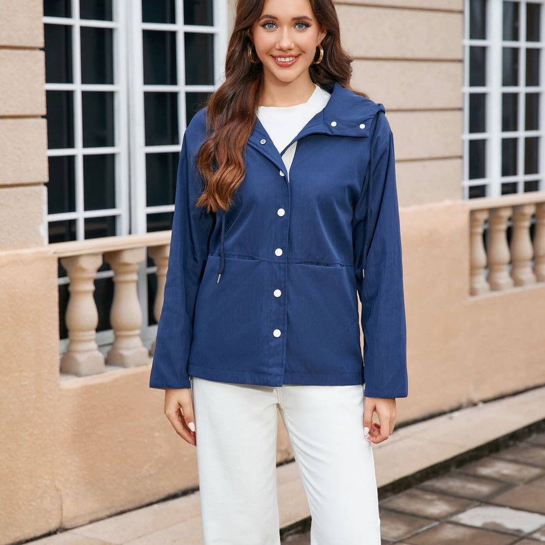 Damen Leichte Kapuzen‑Regenjacke mit Druckknopfleiste und Tunnelzug Shop Nory