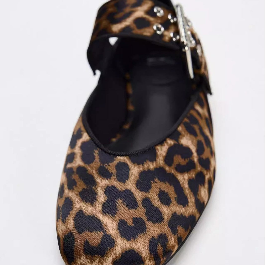Damen Flache Riemchen‑Ballerinas mit breitem dekorativem Schnallenriemen und Leopardenmuster Shop Nory