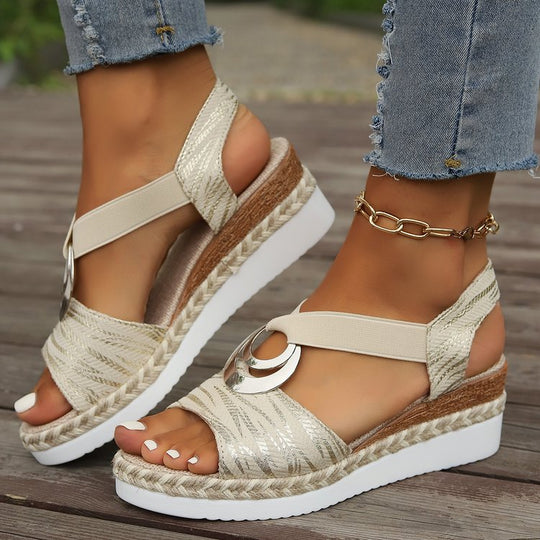 Damen Keil-Sandalen mit Metallic-Optik, dekorativem Ring und Elastik-Fersenriemen Shop Nory