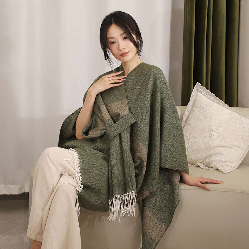Damen Oversize-Capeponcho aus Wollmix mit diagonaler Kontrastkante und Fransen Shop Nory