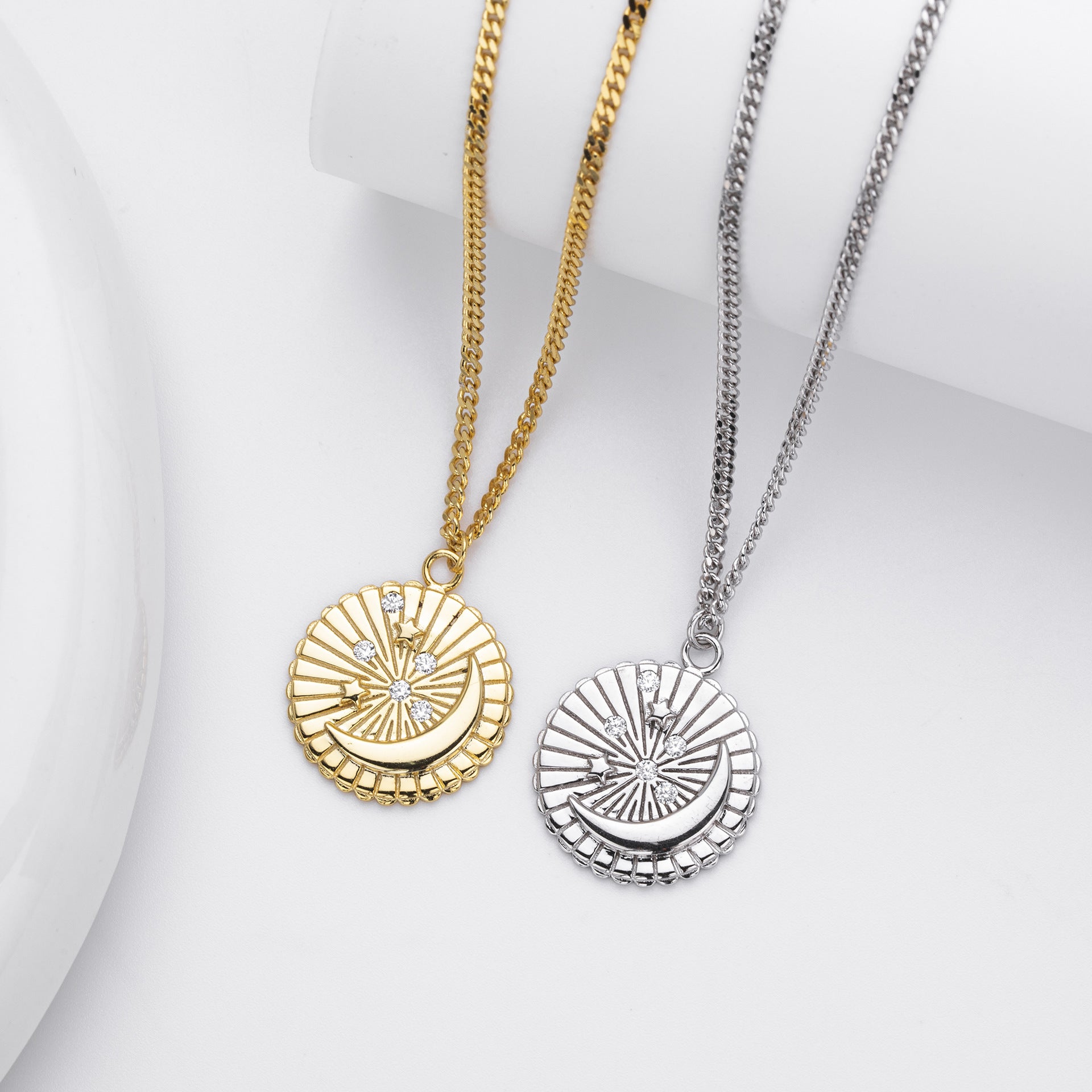 Damen Halskette mit einzigartigem Muschelanhänger aus 925er Sterlingsilber und funkelnden Zirkonia Shop Nory