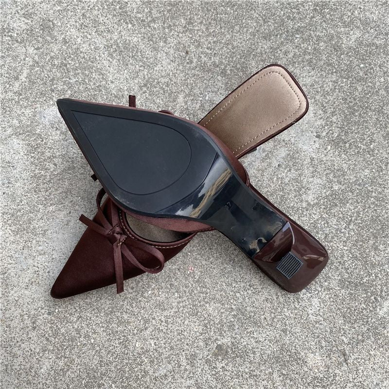 Damen Spitz zulaufende Satin-Mules mit zarter Schleifenapplikation und mittelhohem Sculpted-Absatz Shop Nory