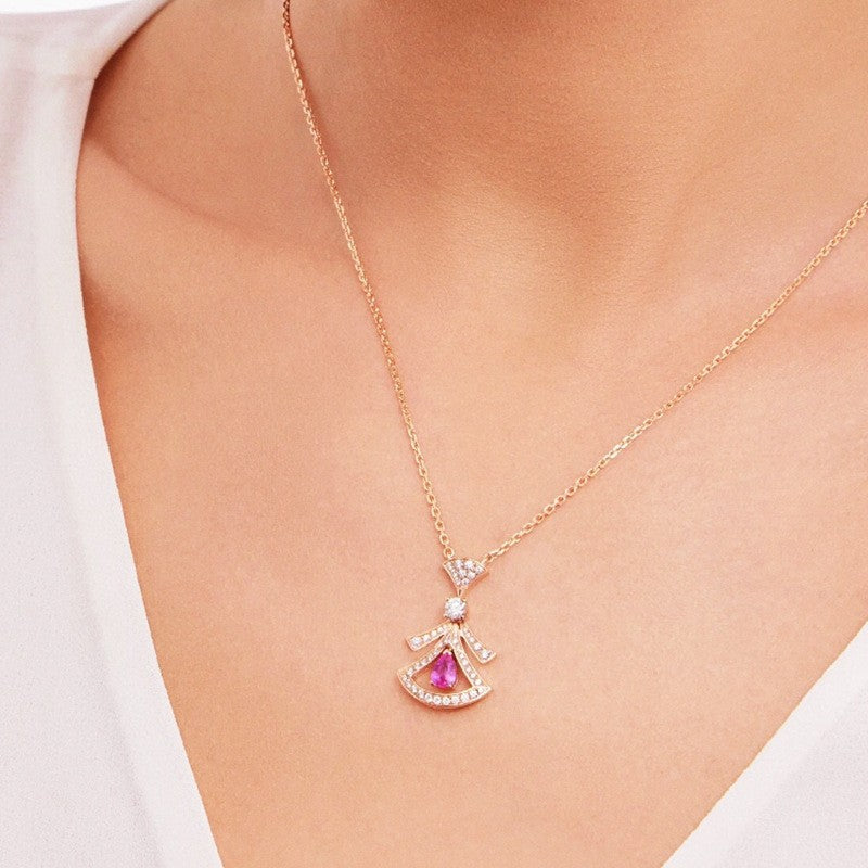 Damen Halskette mit funkelndem Anhänger aus hochwertigem Gold und bunten Kristallakzenten Shop Nory
