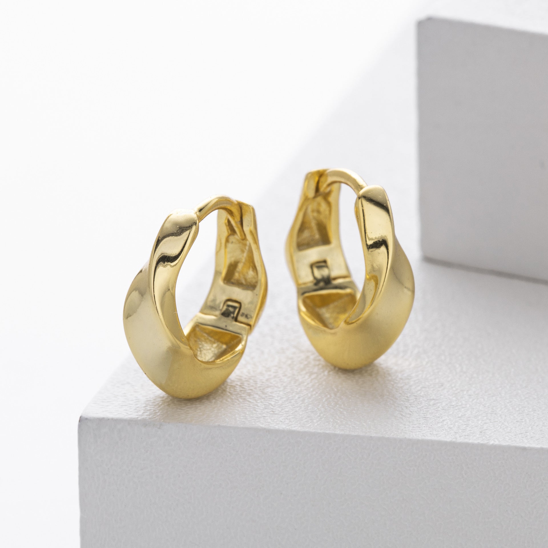 Damen Creolen im modernen, geschwungenen Design aus 925er Sterlingsilber Shop Nory