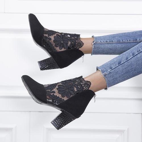 Damen Ankle-Boots mit floraler Spitze und samtiger Wildlederoptik mittelhoher Blockabsatz Shop Nory