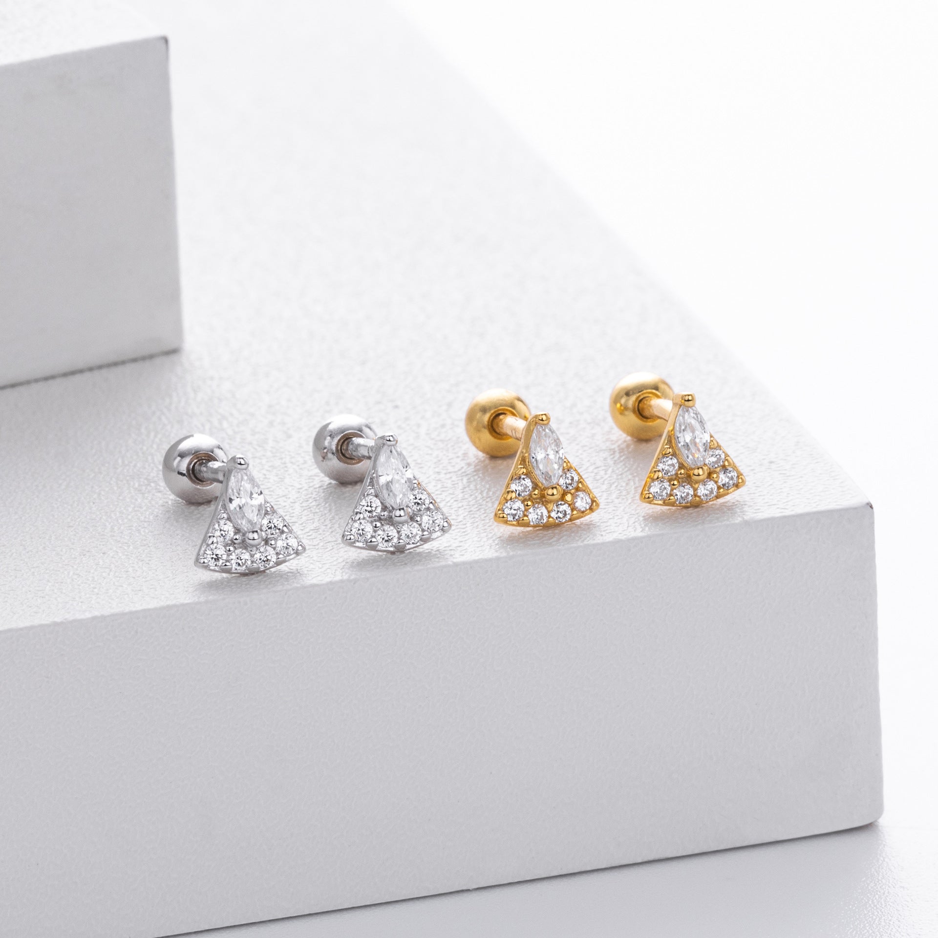Damen Ohrstecker im eleganten Dreieckedesign mit funkelnden Zirkonen Shop Nory