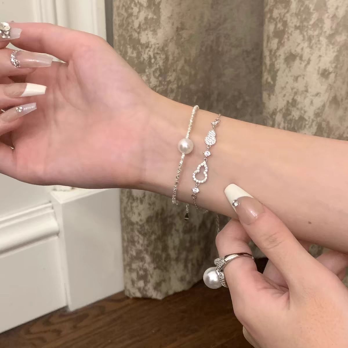 Damenarmband mit funkelnden Zirkonia-Elementen und zartem Design Shop Nory