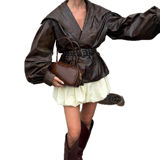 Damen Taillierter Lederimitat-Blouson mit weitem Schalkragen, voluminösen Ballonärmeln und doppeltem Nietengürtel Shop Nory
