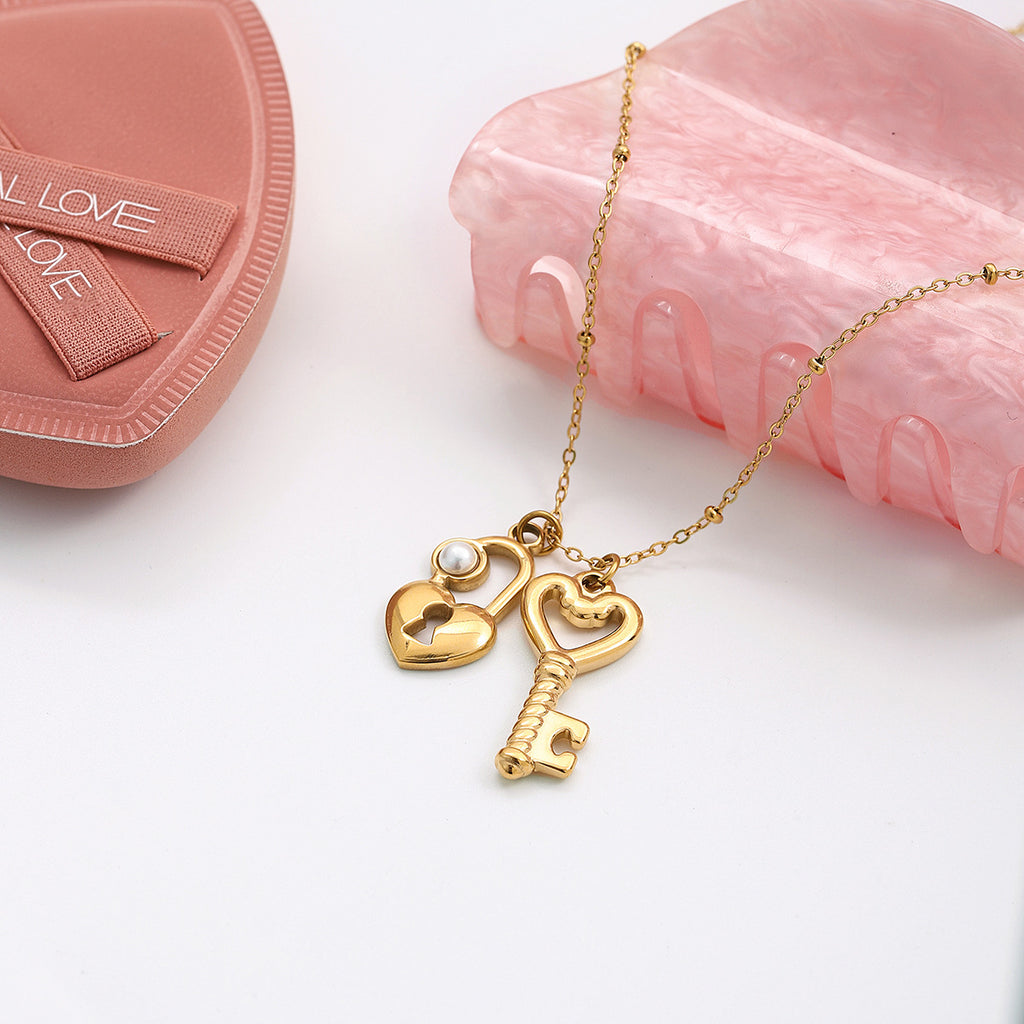 Damen Halskette mit herzförmigem und Schlüssel-Anhänger aus hypoallergenem Edelstahl Shop Nory