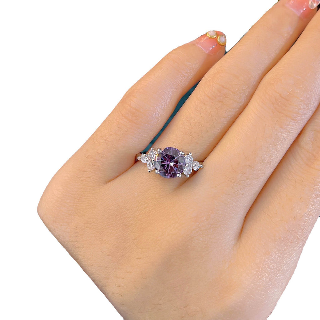 Damen eleganter Ring mit violettem Hauptstein und funkelnden Zirkonia Shop Nory