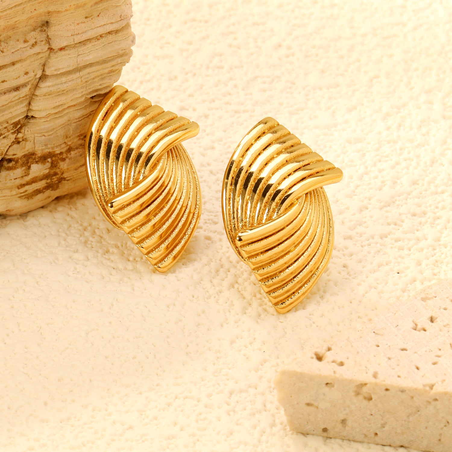 Damen Hängende Ohrringe mit Sonnensymbol und detailreicher Goldoberfläche Shop Nory