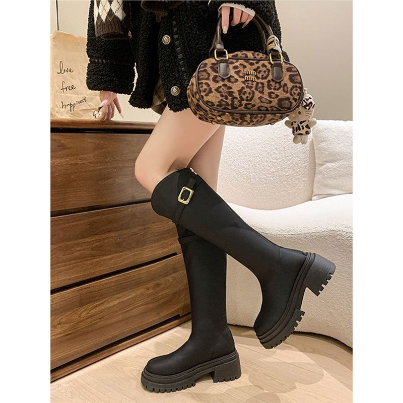 Damen Kniehohe Plateaustiefel mit grober Profilsohle und Ziergürtel Shop Nory