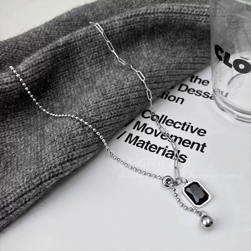 Damen Halskette mit eleganten Anhängern und dekorativen Elementen Shop Nory
