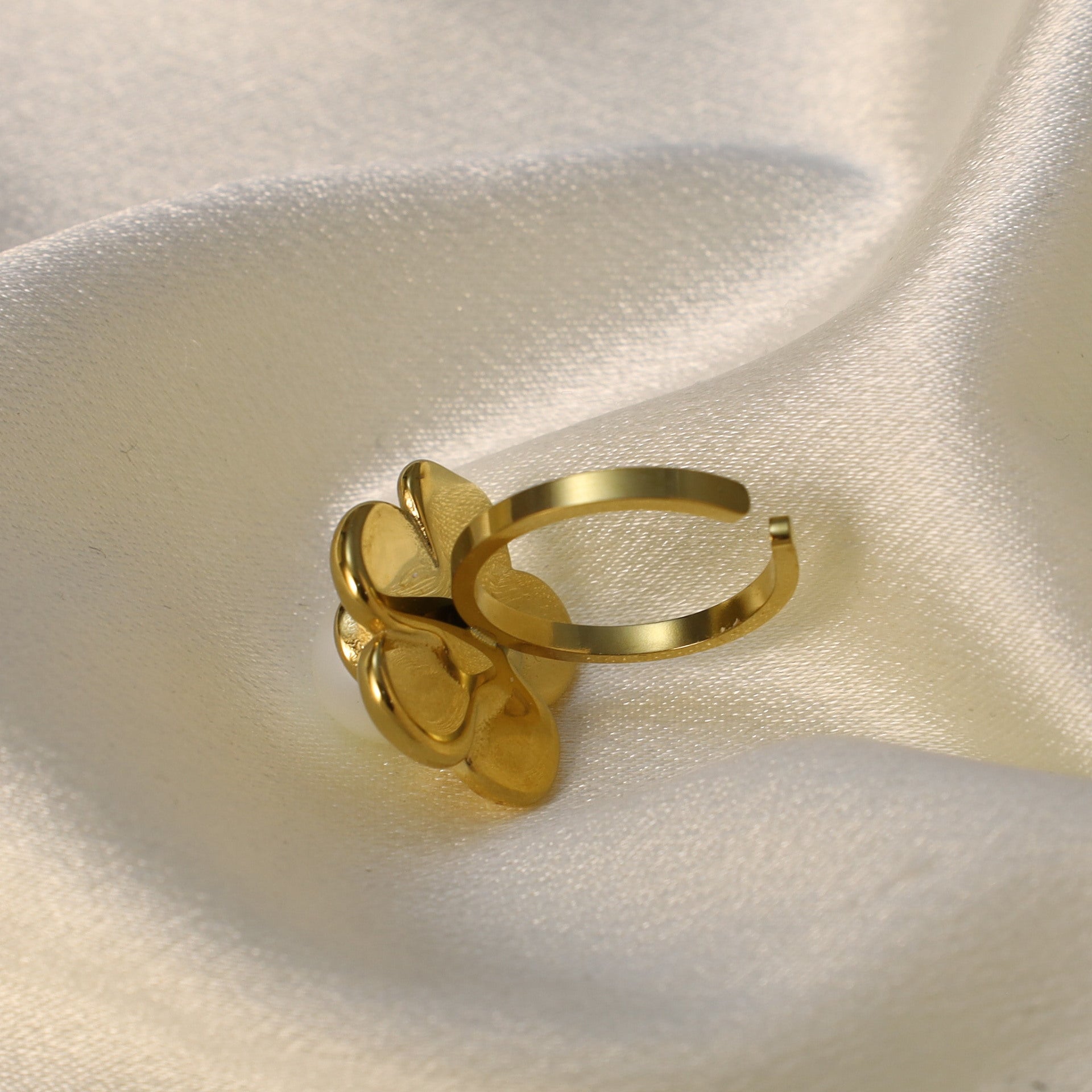 Damenring mit floraler Gestaltung und zentraler Perle Shop Nory