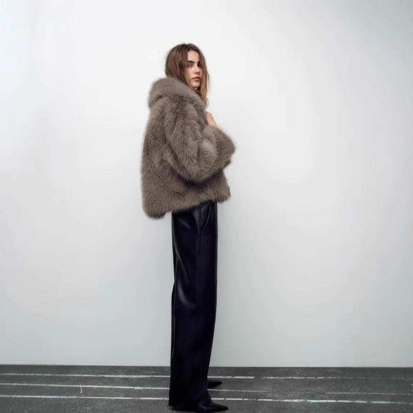 Damen Kurzjacke aus luxuriösem Kunstpelz mit Schalkragen und dekorativen Schnallenverschlüssen Shop Nory