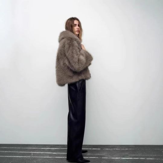 Damen Kurzjacke aus luxuriösem Kunstpelz mit Schalkragen und dekorativen Schnallenverschlüssen Shop Nory