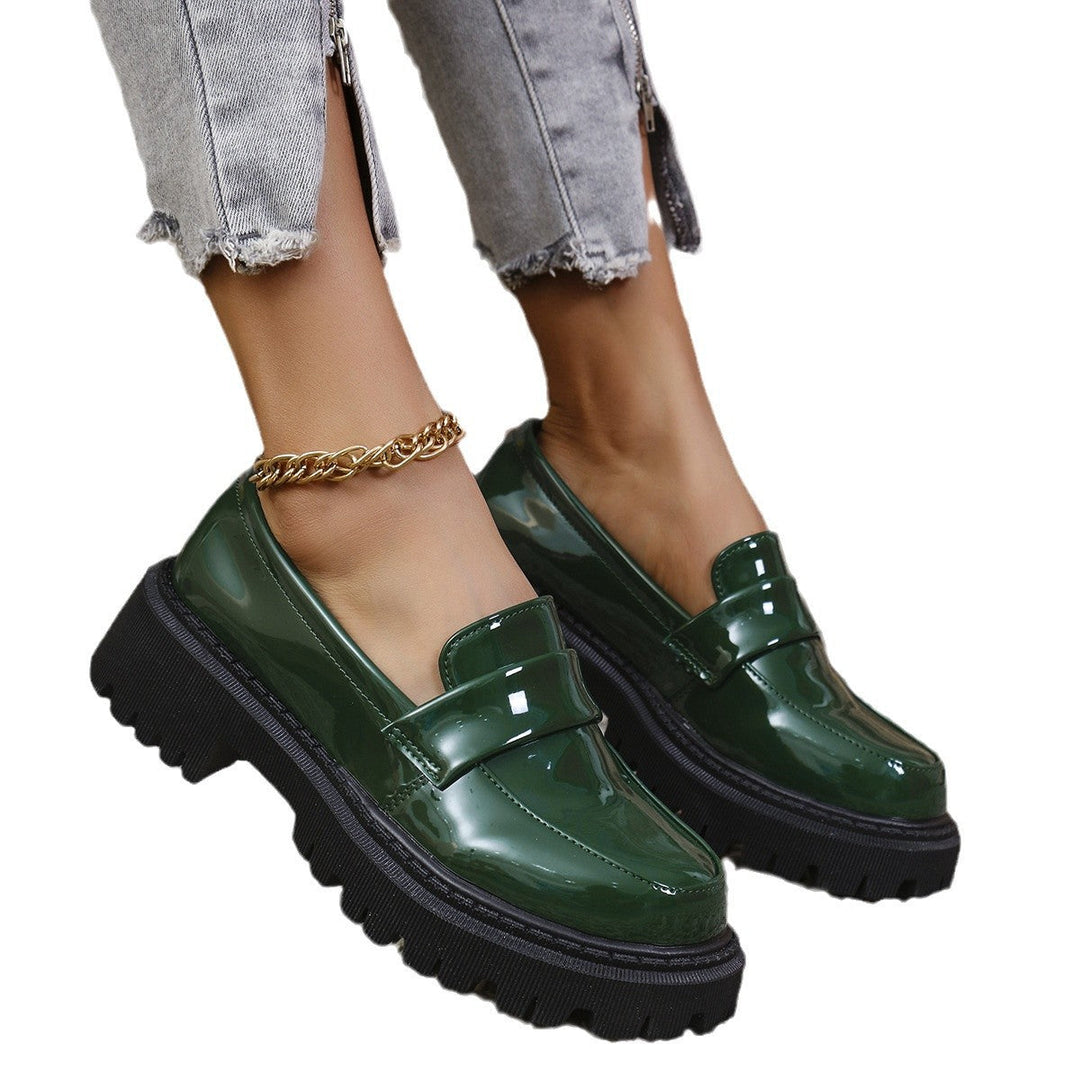 Damen modische Slip-On Loafers mit robustem Profil und glänzendem Finish Shopnory