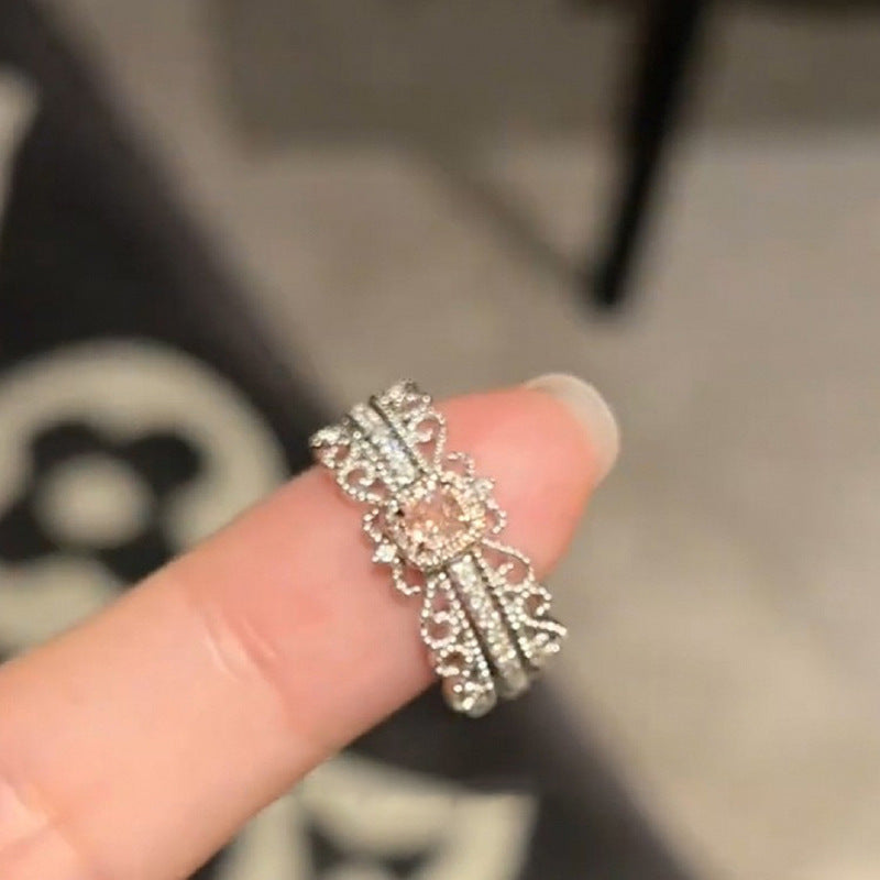 Damen zarter Ring mit funkelndem Zirkonia-Center und eleganter Verzierung Shop Nory