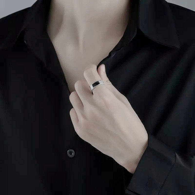 Herren Ring mit kunstvollem, graviertem Design und schwarzer Keramikeinlage Shop Nory
