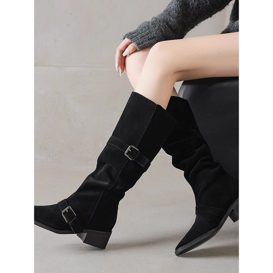 Damen Kniehohe Veloursleder-Slouch-Boots mit spitzer Zehenpartie, verstellbaren Zierschnallen und komfortablem Blockabsatz Shop Nory